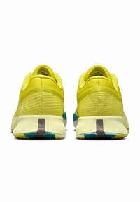 Gelbe Sportschuhe mit einem Obermaterial aus Mesh, kontrastierenden Akzenten in Türkis und Grau, gepolsterter Sohle und einem eleganten, abgerundeten Design.