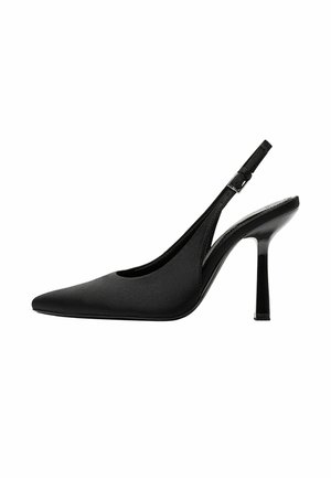 Zwarte satijnen slingback pump met een puntige neus, slank ontwerp en een hoge, glanzende stiletto hak. Verstelbaar enkelbandje.