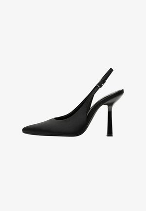 Schwarze Satin Slingback-Pumps mit spitzem Schuhspitzen, schlankem Design und hohem, glänzendem Stilettoabsatz. Verstellbares Detail am Knöchelriemen.