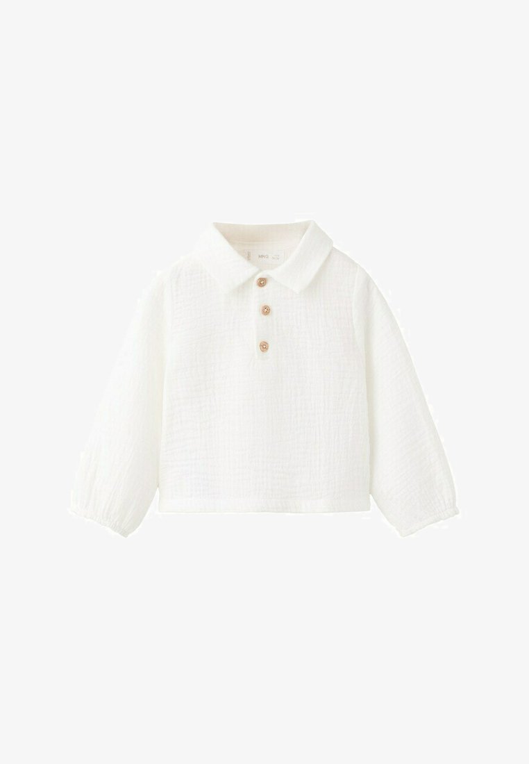 Cămașă albă pentru copii mici, cu mânecă lungă, din țesătură texturată, guler ascuțit, trei nasturi din lemn în față și manșete elastice.