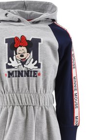 Vestido sudadera gris y azul marino con un gráfico de Minnie Mouse, cintura elástica, mangas largas y capucha con cordón y rayas laterales en contraste.