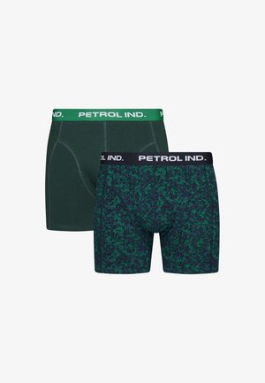Bóxer en color verde oscuro y patrones de camuflaje verde. Tejido suave con cinturillas elásticas contrastantes etiquetadas "PETROL IND."
