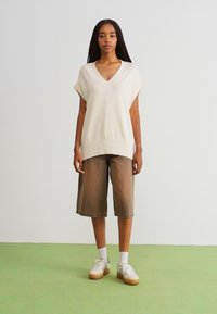 adidas Originals GAZELLE BOLD - Αθλητικά παπούτσια - off white/silver metallic/collegiate green