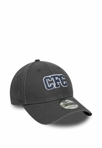 Graue Baseballmütze mit einer runden Krone und verstellbarem Riemen. Mit gesticktem "CFC"-Logo in Marineblau auf der Vorderseite. Glatte Stoffoberfläche.