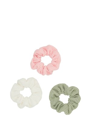 Set aus drei strukturierten Scrunchies aus weichem Strickstoff: hellrosa, weiß und olivgrün. Jeder hat ein gerafftes Design und ein elastisches Band.