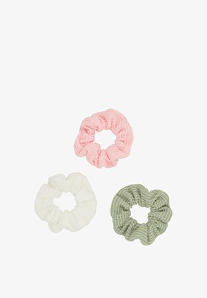 Set di tre elastici per capelli con texture in morbido tessuto a maglia: rosa chiaro, bianco e verde oliva. Ognuno ha un design arricciato e una banda elastica.