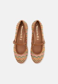 Zapatos planos tejidos con una plantilla de cuero marrón, que presentan patrones de zigzag multicolores en el exterior y una correa decorativa sobre el empeine.