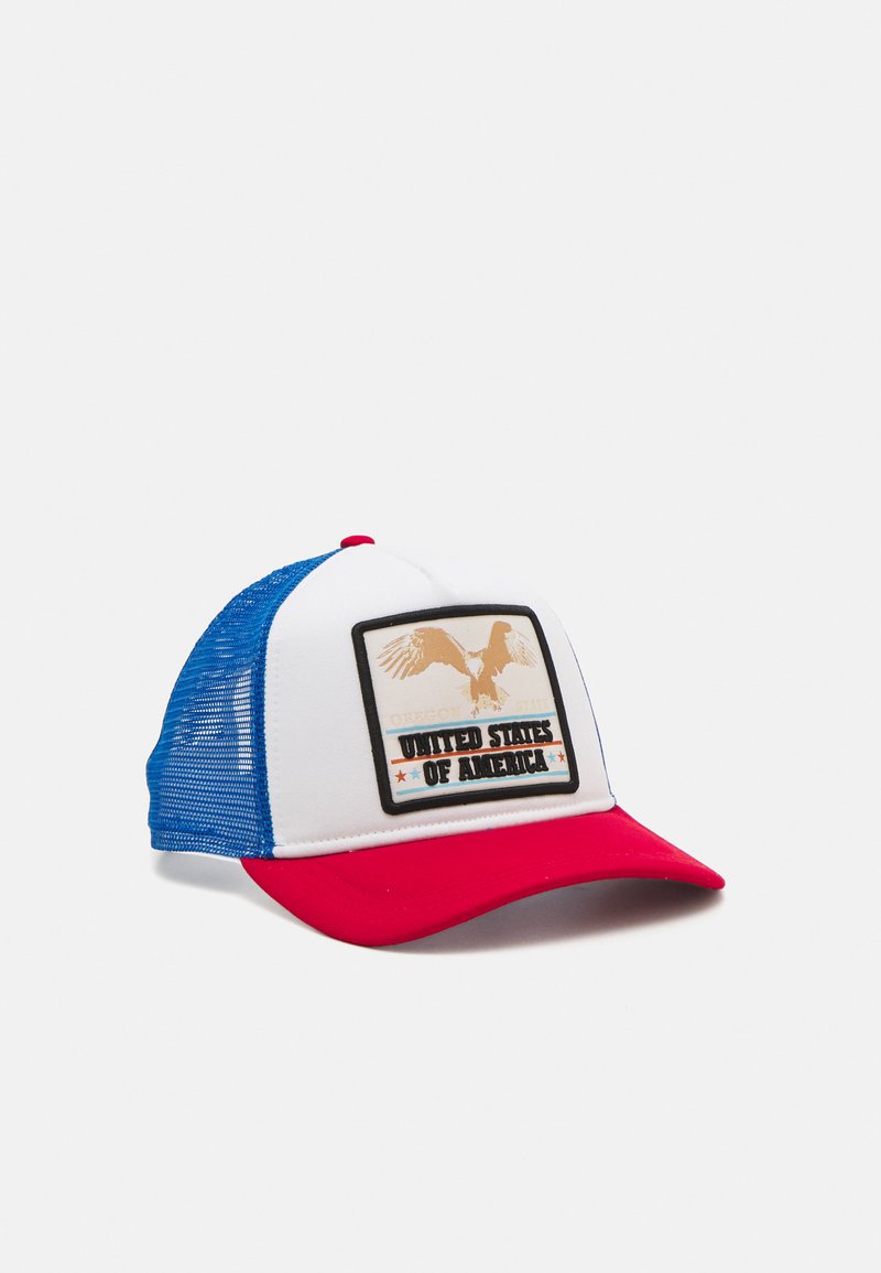 Gorra de camionero con la parte frontal blanca, visera roja y lados de malla azul. Presenta un parche con un águila y "ESTADOS UNIDOS DE AMÉRICA".