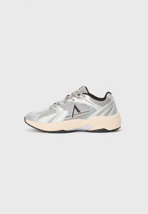 Zilveren en grijze sport schoenen met gaas panelen, gestructureerde accenten, vetersluiting en een beige rubberen zool. Heeft een subtiele logo aan de zijkant.