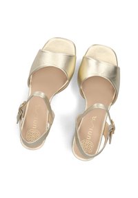Gouden metalen sandals met open teen, brede band aan de voorkant, verstelbare enkelband en een gladde, glanzende afwerking.