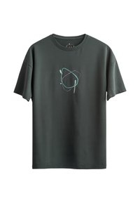 Donkergroene katoenen T-shirt met korte mouwen en een ronde hals. Heeft een minimalistisch abstract patroon in lichtblauw en paars.