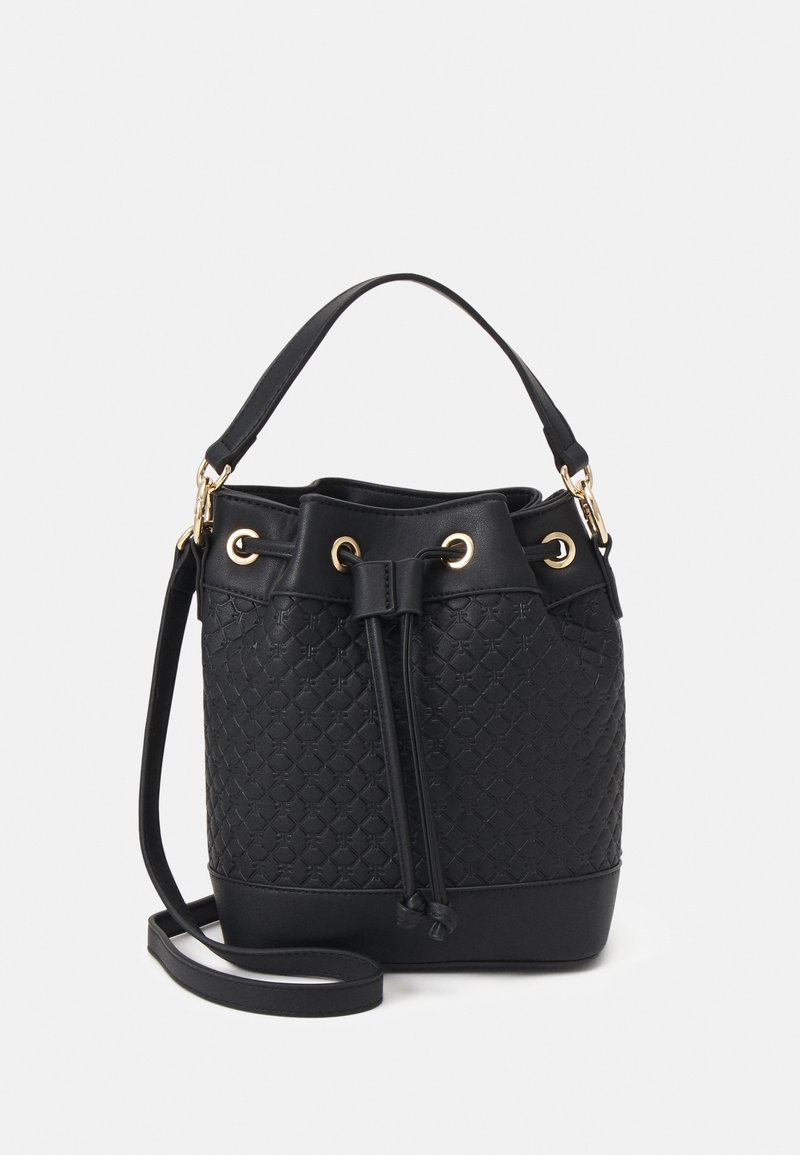 Sac à main seau noir avec motif matelassé, œillets dorés, fermeture à cordon, poignée supérieure et bandoulière amovible sur fond blanc.