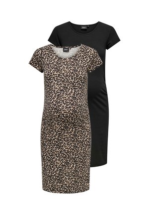 Femme enceinte portant une robe imprimé léopard, tenant un sac à main noir et portant des chaussures plates noires, debout et regardant sur le côté.