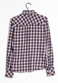 Camicia a maniche lunghe a quadri in rosso, blu navy e bianco, con colletto e polsini con bottone. Tessuto in cotone con una texture liscia e un motivo a scacchi.