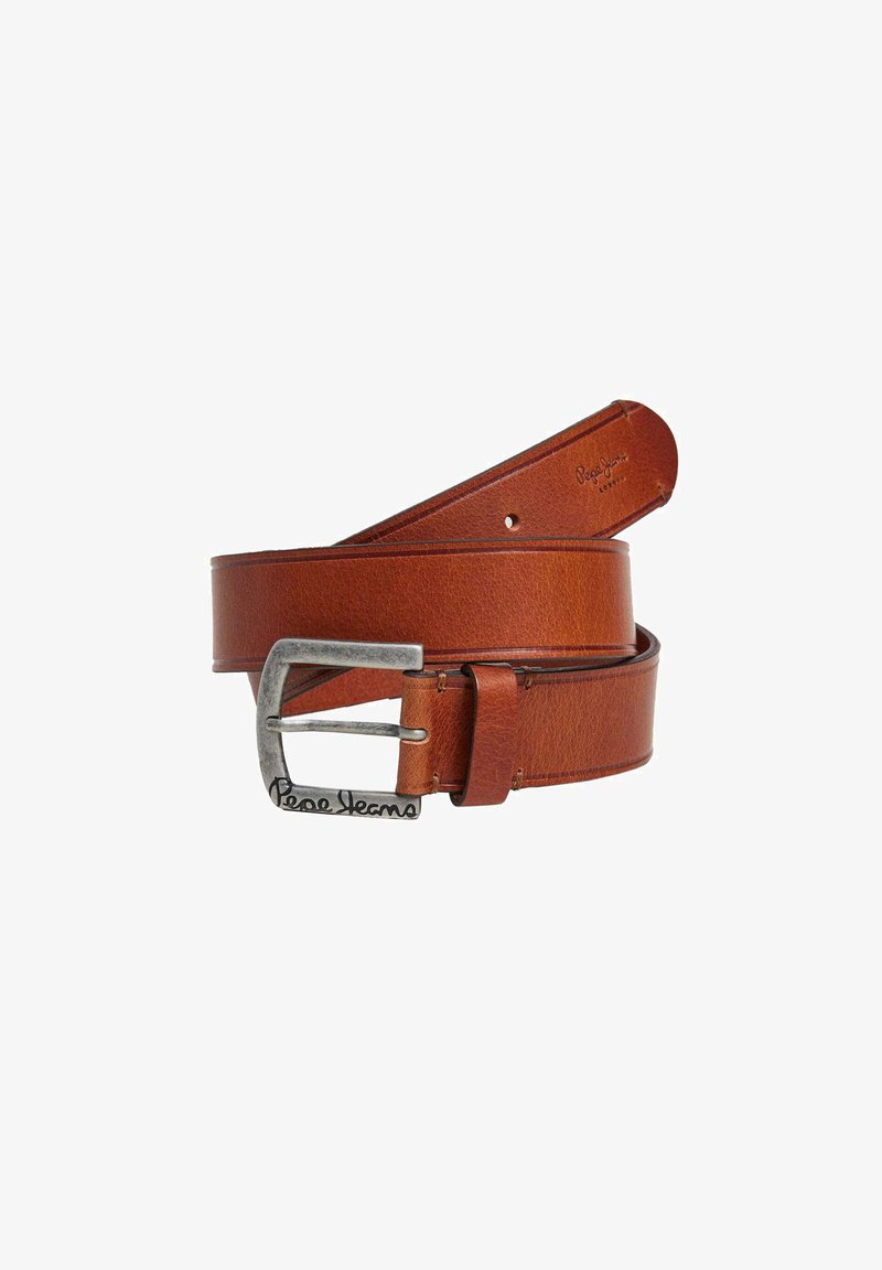 Cintura in pelle marrone con una finitura testurizzata, dotata di una fibbia in metallo argentato incisa con "Pepe Jeans." Design classico e fori regolabili.