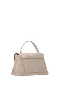 Borsa a mano in suede beige con un design strutturato, manico superiore e tasca frontale. Dettagli in pelle liscia e cuciture sottili.