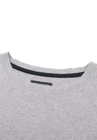 Grå T-shirt med en rund halsudskæring og en sort detalje ved kraven. Materialet ser blødt og glat ud og har et mærke indeni.