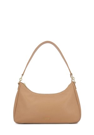 Sac à bandoulière en cuir tan avec une texture lisse, une forme incurvée et une fermeture éclair supérieure. Il est doté d'une poignée courte et robuste ainsi que d'un marquage subtil.