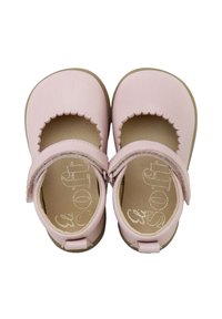 Zapatos de cuero rosa con detalles de ondas y una correa en el tobillo. Punta redondeada con un interior color tostado y suela marrón clara. Tamaño 33.