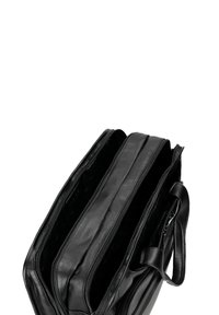 Sacoche pour ordinateur portable en cuir noir avec doubles zips et plusieurs compartiments. Texture lisse, forme structurée, dotée d'une poignée ergonomique.