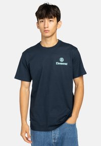 Marineblaue Baumwoll-T-Shirts mit kurzen Ärmeln, mit einem hellblauen "Element"-Logo auf der linken Brust. Klassischer Rundhalsausschnitt, lässige Passform.