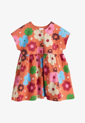 Kjole til småbørn med korte ærmer, orange baggrund, flerfarvet stort blomsterprint og tre knapper på forstykket.
