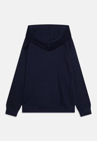 Navyblauwe hoodie met een grote capuchon, ribgebreide manchetten en onderkant, gemaakt van zachte stof. Eenvoudig ontwerp zonder zichtbare logo's of patronen.