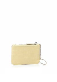 Porte-cartes en cuir embossé crocodile jaune avec une fermeture éclair et un porte-clés en chaîne argenté. Surface texturée avec un design élégant et minimaliste.