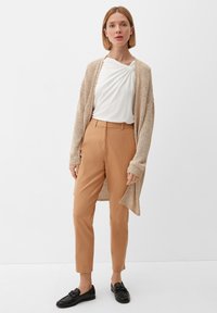 s.Oliver BLACK LABEL SLIM MIT BUNDFALTE - Chino - sandstein