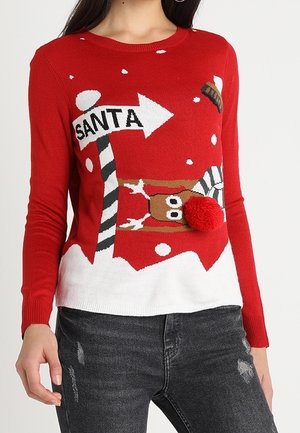 Rode kersttrui met een wegwijzer waarop "Santa" staat, een wasbeer met een rode pomponneus, sneeuwvlokken en een ontwerp met besneeuwde grond.