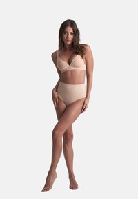 Beige tvådelad bikiniuppsättning som har en formad kupbralette med justerbara axelband och högmidjade bikinibyxor. Slät textur.