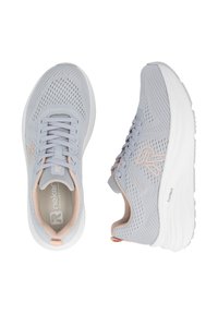 Baskets de sport en maille gris clair avec un upper respirant, des accents roses doux contrastants, et une semelle en mousse blanche rembourrée.