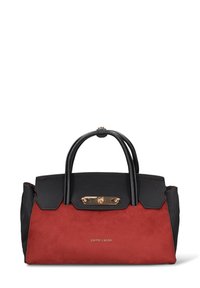 Borsa strutturata in materiale sintetico nero con fronte in suede rosso. Presenta ferrature dorate e due manici corti, con chiusura a scatto.