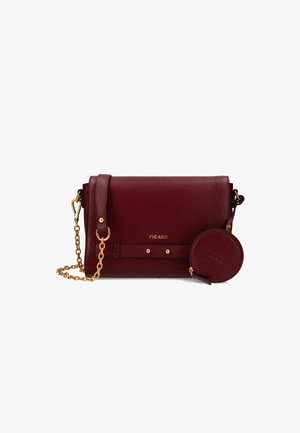Borsa a spalla in pelle bordeaux con tracolla a catena, hardware dorato, dettaglio del logo e una pochette rotonda staccabile. Texture liscia.