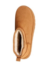 Tanfarvet ruskindsankelstøvle med et blødt, hvidt fleecefor og en gummisål. Har en løkkeformet trække-flig for nem påtagning. Enkel, rundet form.