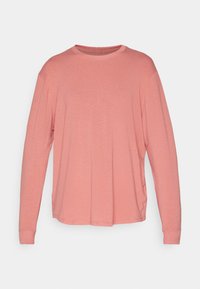 Langärmeliges T-Shirt mit Rundhalsausschnitt in hellem Korallenrot, aus weichem Stoff, mit lockerem Schnitt und abgestepptem Saum. Keine Muster oder Grafiken.