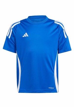 Camiseta atlética de manga corta en color azul, hecha de un tejido ligero, con acentos blancos en los laterales y tres rayas en los hombros. Presenta un diseño de cuello redondo.