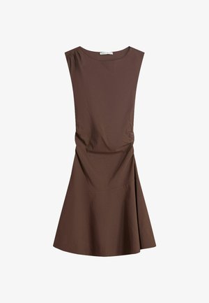 Robe sans manches marron longueur genou avec encolure ronde et léger ruché sur les côtés, jupe évasée sur fond blanc uni.