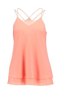 Camisole en satin corail avec des bordures en dentelle et des bretelles croisées ajustables. Ourlet fluide avec un design en couches. Texture lisse et sensation légère.