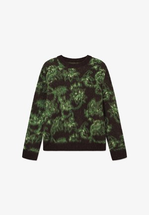 Suéter de punto con patrón verde y negro, de cuello redondo, que presenta una textura suave y peluda, y mangas largas. Los detalles incluyen un diseño floral.