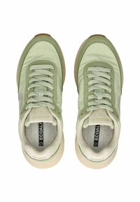 Hellgrüne Sneaker mit einem glatten Stoffobermaterial, Schnürverschluss und dezentem Logo. Ausgestattet mit einer creamfarbenen Gummisohle und einer strukturierten Innensohle.