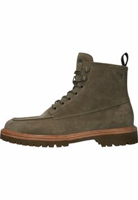 Gröna mocka ankelskorklackar med rund tå, snörning fram, gummisula och kontrasterande bruna detaljer. Inkluderar en dragrem på baksidan.