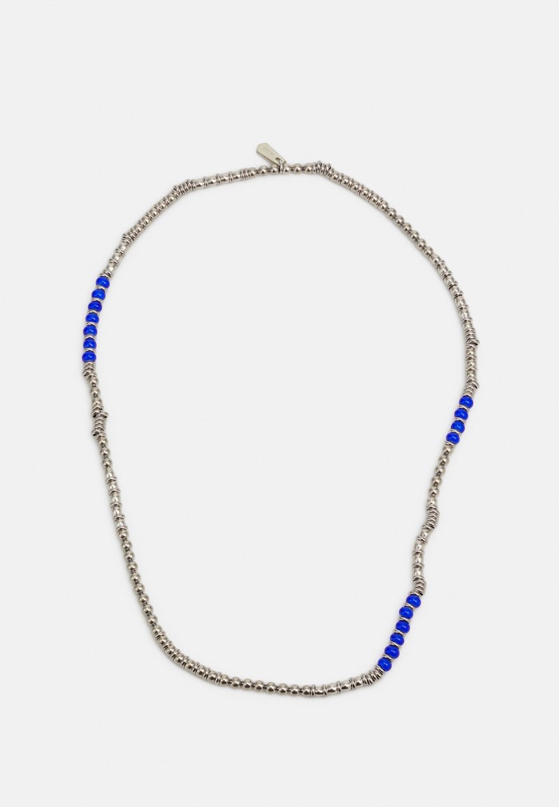 Collier en perles argentées avec de petites perles rondes bleues disposées en trois groupes espacés uniformément le long de la chaîne sur fond blanc.