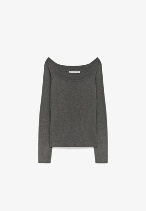 Dunkelgrauer, langärmeliger Strickpullover mit weitem, geripptem Bootsausschnitt und eng anliegenden Bündchen, flach auf weißem Hintergrund ausgelegt.