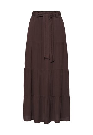 Longue jupe marron foncé à volants avec une ceinture en tissu nouée à la taille élastique, matière légère texturée.