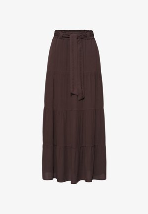 Longue jupe marron foncé à volants avec une ceinture en tissu nouée à la taille élastique, matière légère texturée.