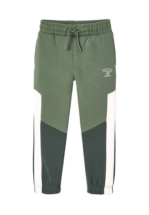Grüne und weiße Farbblock-Jogginghosen mit elastischem Bund, Kordelzug und schmal zulaufenden Beinen, die ein Dreiecksdesign und ein Logo-Detail aufweisen.