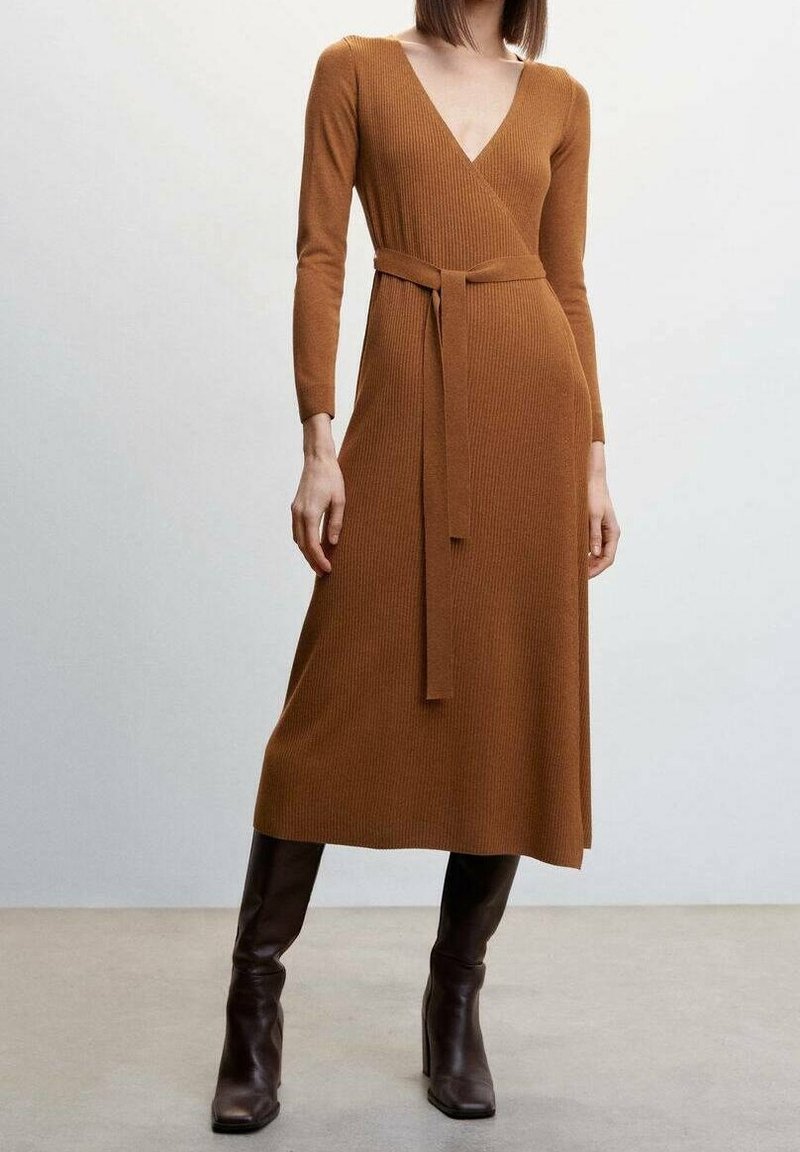 Robe longue à côtes dans une teinte marron chaud, avec un décolleté en V profond, des manches longues, une ceinture assortie à la taille et une longueur midi évasée.