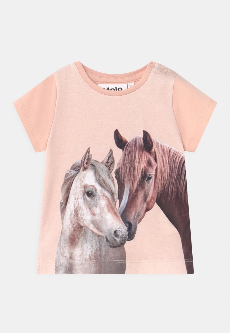 T-shirt de mangas curtas rosa claro com uma impressão fotorrealista de dois cavalos, com uma textura suave e botões de pressão no ombro.