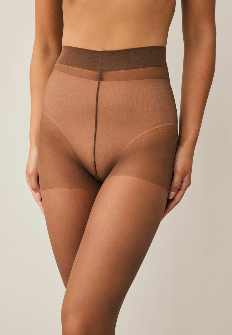 Collant marroni trasparenti con una fascia alta in vita, caratterizzati da una texture liscia, transizioni di colore sfumate e un sottile motivo a coste.